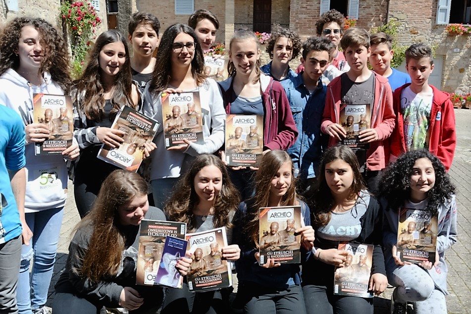 I ragazzi della scuola media di Murlo con la rivista ARCHEO, dopo aver presentato il loro lavoro sul DNA etrusco.