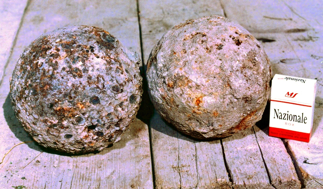 Fig1 - Palle di cannone dagli scavi del restauro di Crevole