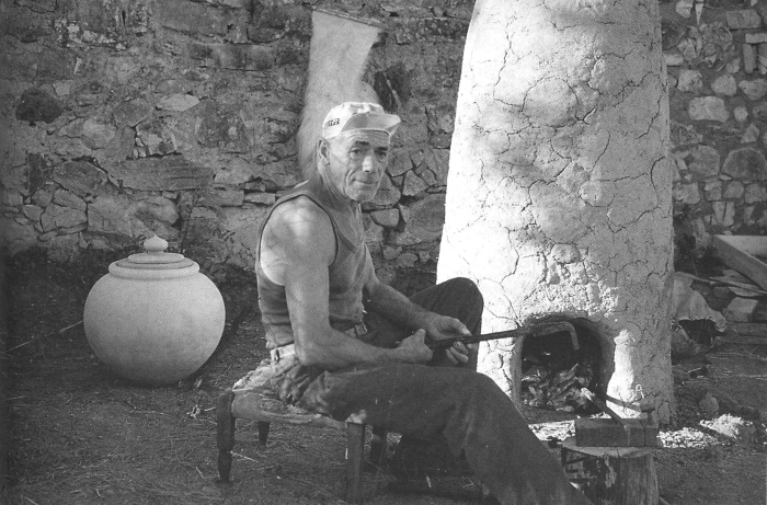 Il fabbro Alberto Cresti al forno verticale