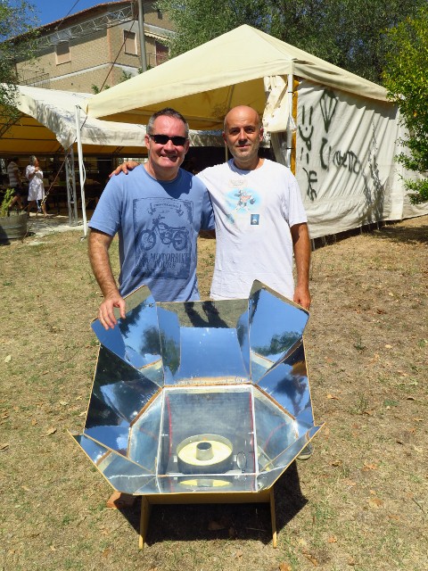 Simone Bazzotti e Nicola Ulivieri con i loro forni solari al Circolo ARCI di Vescovado di Murlo