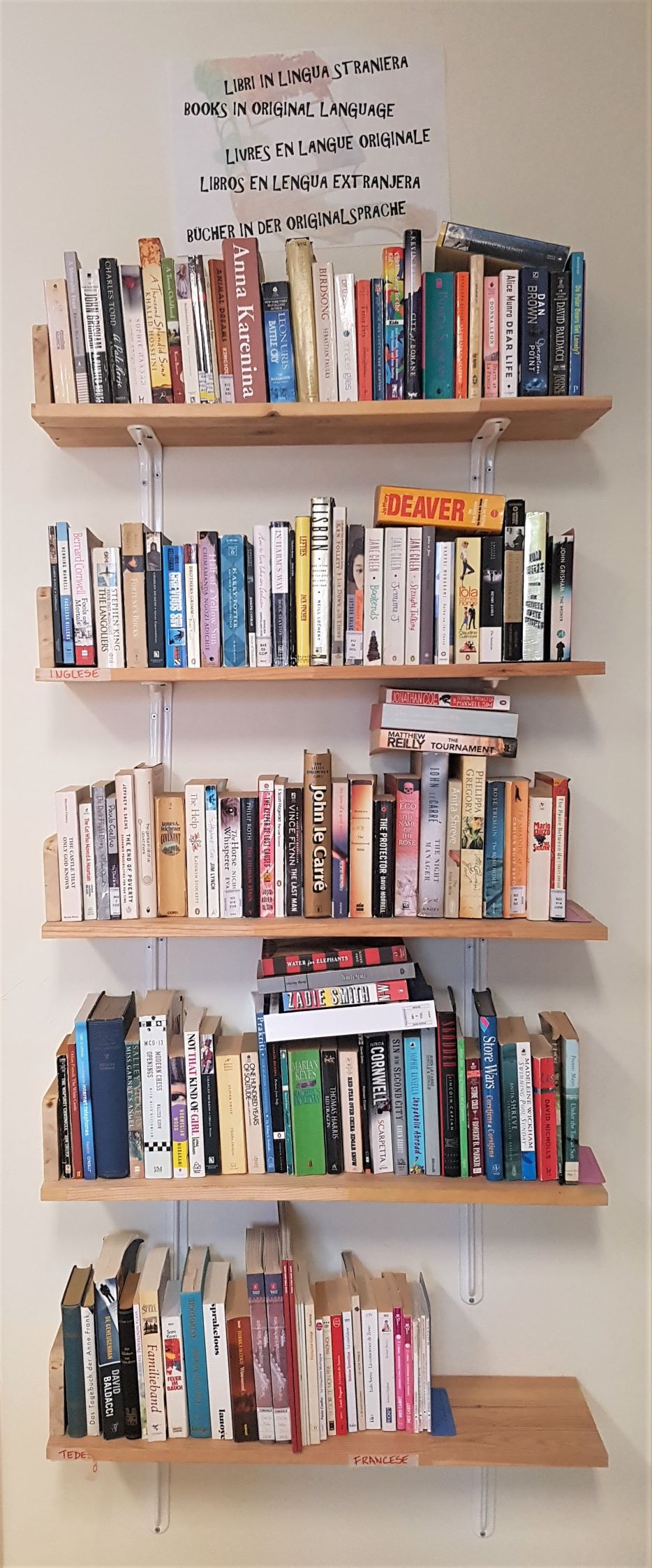 Il nuovo scaffale per i libri in lingua della Biblioteca Comunale di Murlo